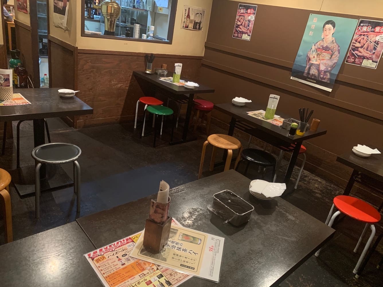ゆったり座れる店内のテーブル席