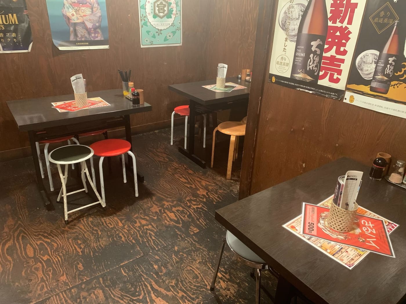 レトロなポスターが並ぶ串ドラゴンの店内